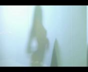 Молодая сексуально мастурбирует свою пухлую писюху